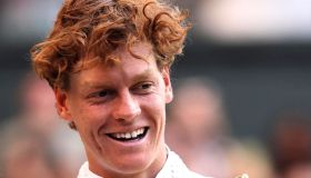 Sinner al galà di Wimbledon balla con un’altra: “Sono brillo”. La reazione di Laila