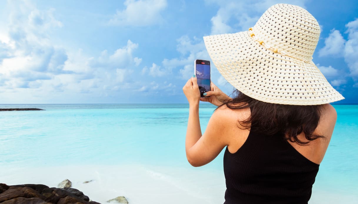 Social envy in vacanza: quando lo scroll estivo diventa la cosa più stressante dell’estate