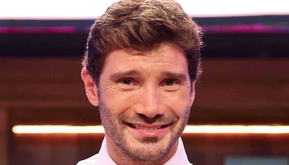 affari tuoi lo spogliarello di stefano de martino per l8217ultima puntata poi le lacrime da Dilei.it affari tuoi lo spogliarello di stefano de martino per l8217ultima puntata poi le lacrime