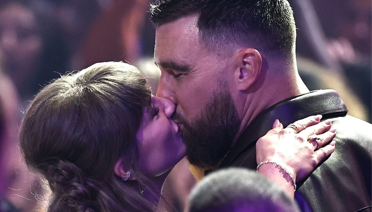 Taylor Swift e Travis Kelce si sono sposati, la cerimonia (a sorpresa) officiata da Adam Sandler