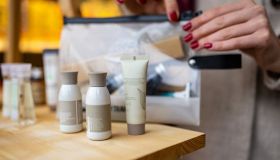 La skincare si fa piccola e comoda: i kit travel size da mettere in valigia e portare ovunque