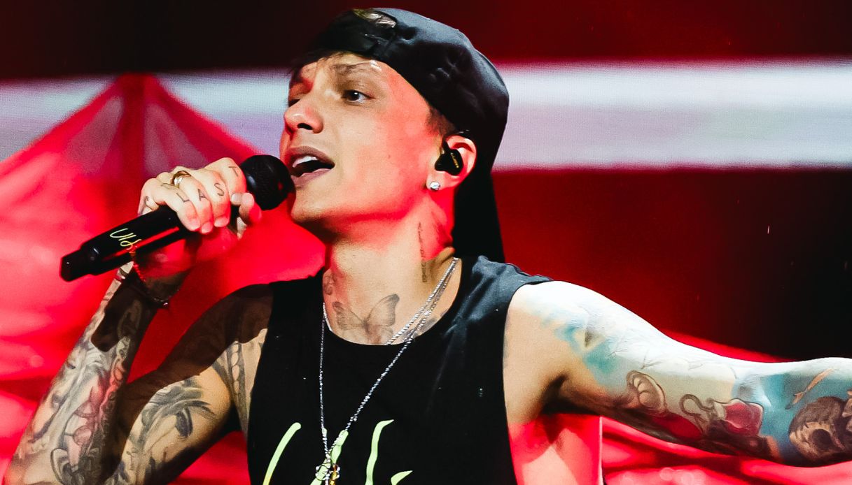 Ultimo, al concerto di Tor Vergata anche l’ex Federica Lelli (che canta a squarciagola)