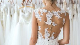 Abiti da cerimonia a schiena nuda, cosa indossare sotto il vestito