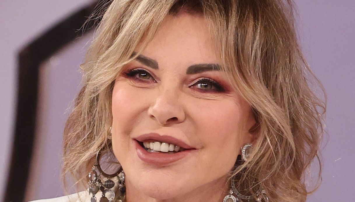 #acasadi Alba Parietti, vicino a Milano: tra dettagli pop e piscina