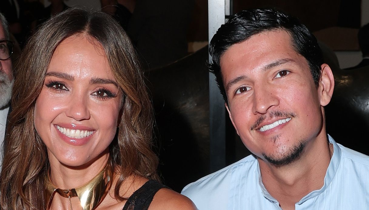 Jessica Alba in pizzo nero a Roma, le vacanze italiane con il fidanzato Danny Ramirez