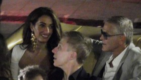 Amal Clooney seduce Capri con George: abito bianco e cascata d’oro