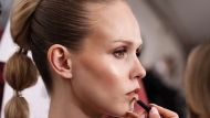 L’anti-blush è il trend virale che aspettavi per liberarti dalla blush blindness ma avere un colorito sano e naturale