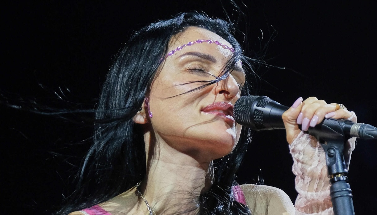 Arisa sul palco di Verona tra pizzo, mini dress rosa e attitudine rock