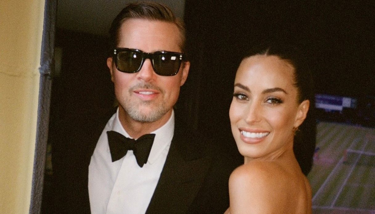 Brad Pitt romantico con Ines de Ramon, gli scatti ricchi di intesa al matrimonio di Taylor Swift