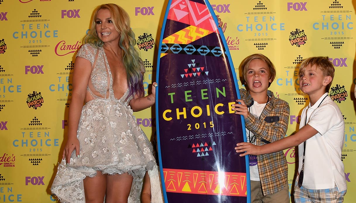 Britney Spears con i suoi figli Sean e Jayden ai Teen Choice Awards del 2015