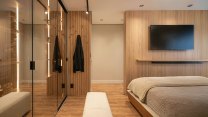 Dietro il letto o sopra la porta, la cabina armadio trova sempre spazio