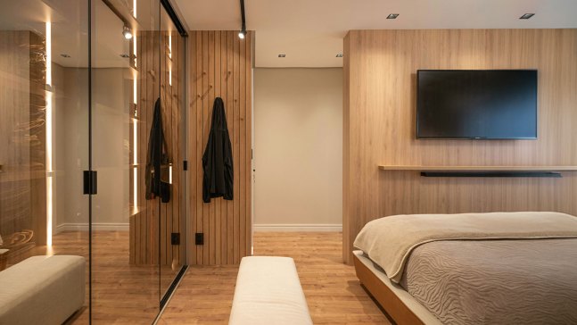 Dietro il letto o sopra la porta, la cabina armadio trova sempre spazio