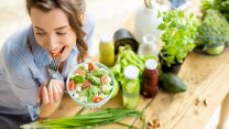 Il caldo che cambia la dieta, i cibi che ci svoltano l’estate (ma non sempre in meglio)