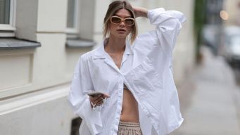 La camicia oversize diventa copricostume che sta bene a tutte. È il trend dell’estate che non vedrai l’ora di indossare