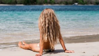 Al mare o in piscina, districare i capelli ora è facile con la spazzola che funziona anche su capelli bagnati