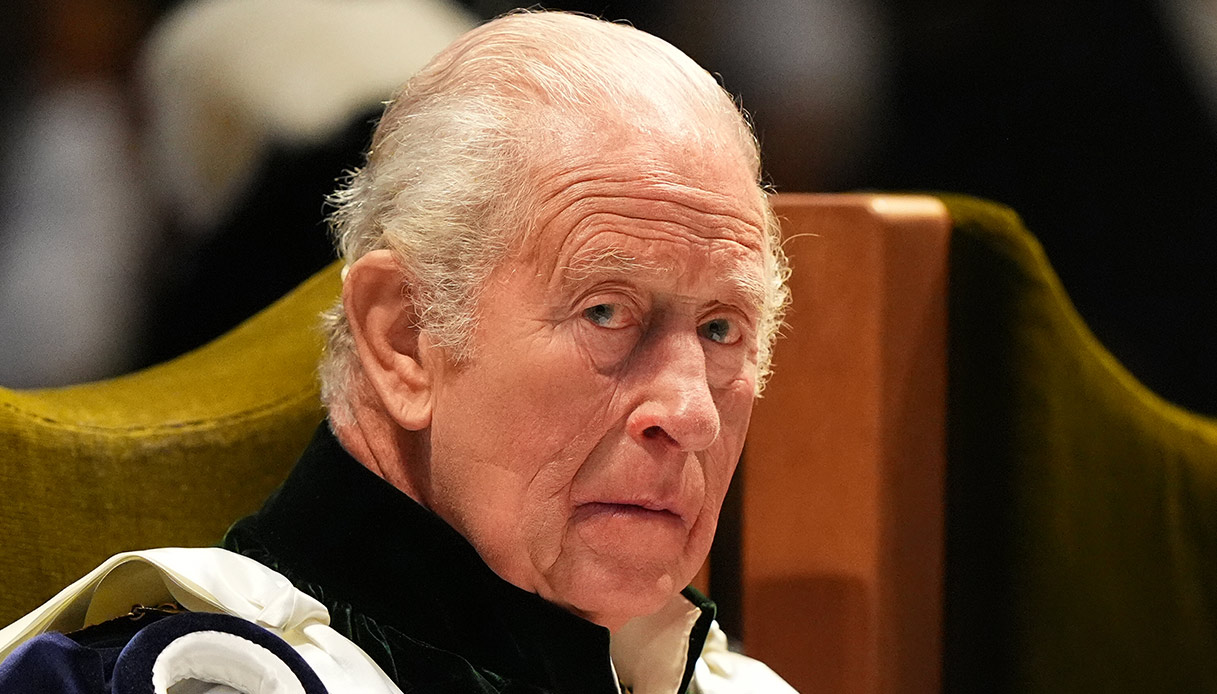 Re Carlo, settimana folle: contestazioni e riunione di famiglia urgente prima dell’arrivo di Harry