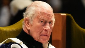 Re Carlo, settimana folle: contestazioni e riunione di famiglia urgente prima dell’arrivo di Harry