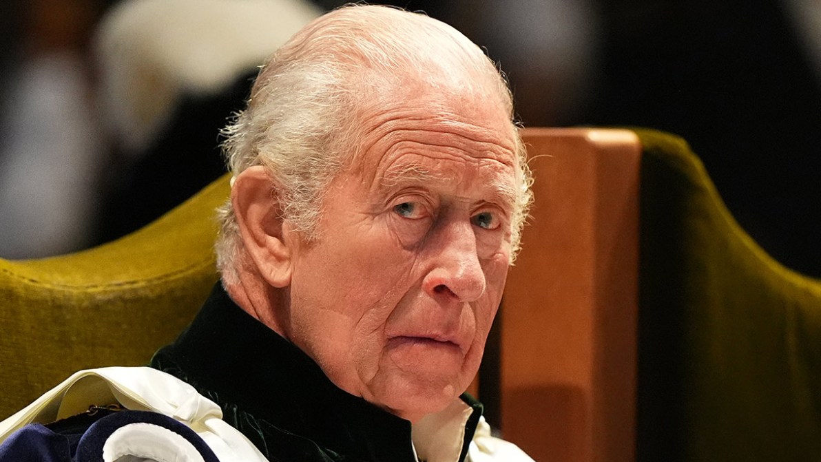 Re Carlo, settimana folle: contestazioni e riunione di famiglia urgente prima dell’arrivo di Harry