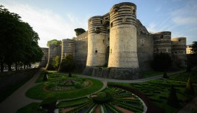 Il castello di Angers con le sue torri imponenti: la storia di una fortezza reale