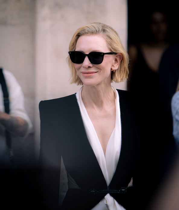 Cate Blanchett a Paris con occhiali scuri e completo in velluto nero con camicia bianca