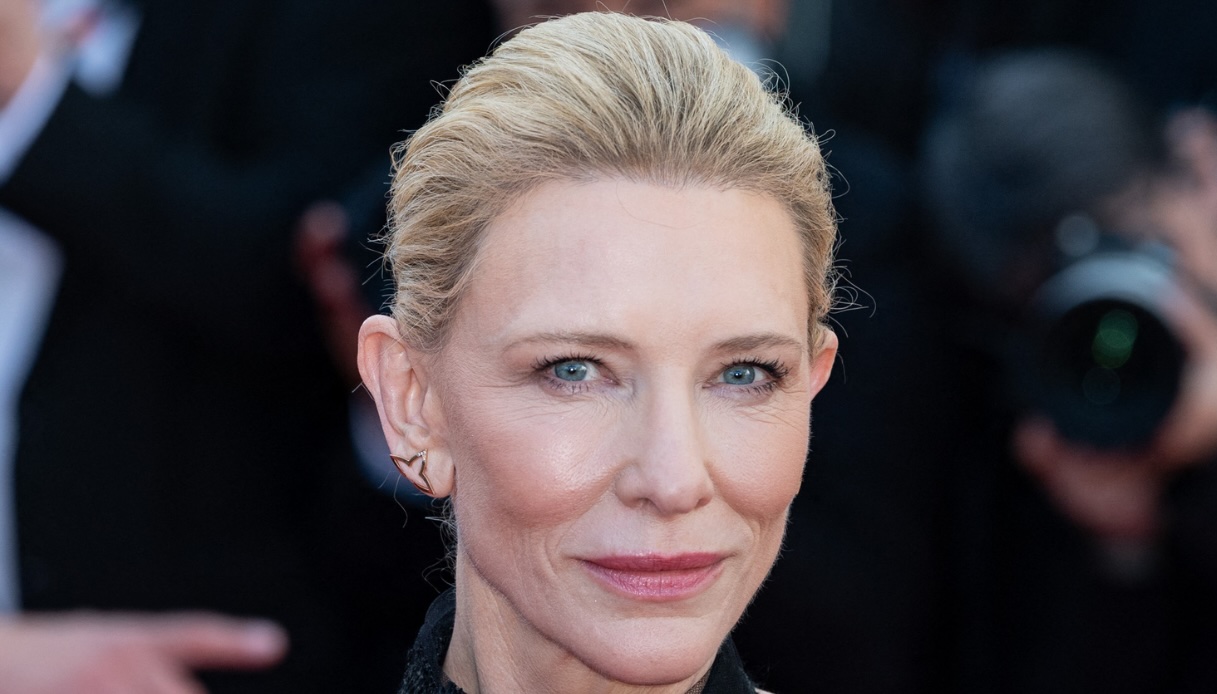 Cate Blanchett incanta con l’eleganza tagliente del completo in velluto