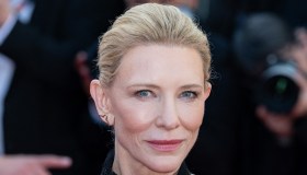 Cate Blanchett incanta con l’eleganza tagliente del completo in velluto