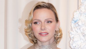 Charlene di Monaco come una dea greca, l’abito dorato al Gala della Croce Rossa