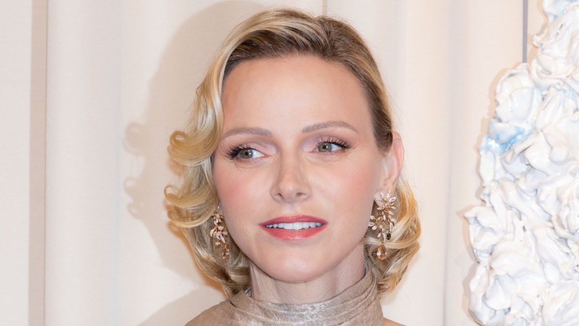 Charlene di Monaco come una dea greca, l’abito dorato al Gala della Croce Rossa
