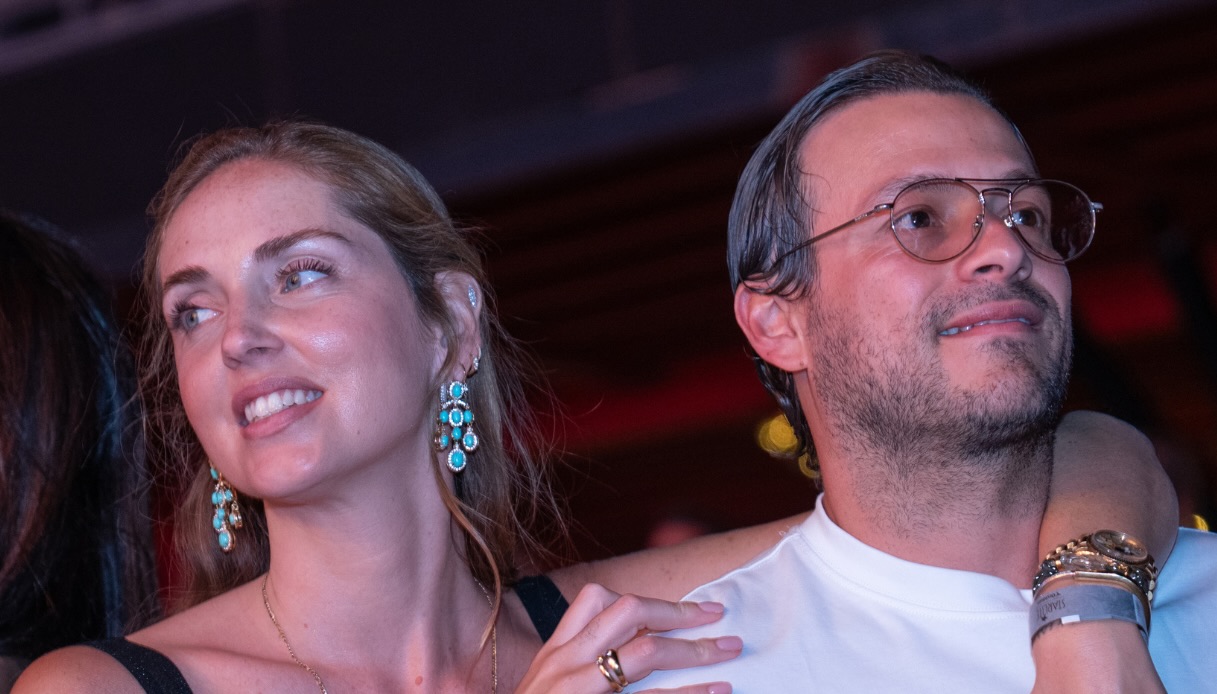 Chiara Ferragni abbraccia il fidanzato Jos&eacute; Hern&aacute;ndez durante il concerto di Danny Ocean allo Starlite di Marbella con abito nero scollato.