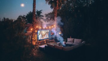 Proiettore, tappeti e cuscini da terra. Il cinema trasloca in giardino