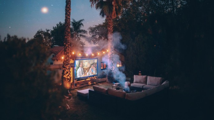 Proiettore, tappeti e cuscini da terra. Il cinema trasloca in giardino