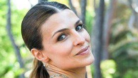 Cristina Chiabotto in vacanza in Sicilia, il look aderente con stampa floreale