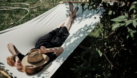 Si dormiva fuori da millenni prima dell’aria condizionata: le amache stanno tornando