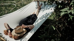 Si dormiva fuori da millenni prima dell’aria condizionata: le amache stanno tornando