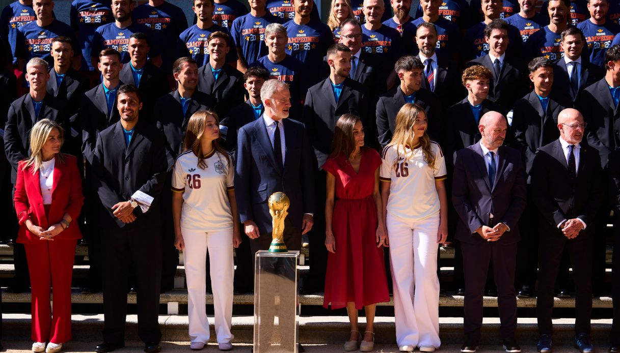 La foto della Famiglia Reale con la squadra