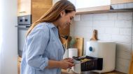 Dimenticati del forno: con i saldi estivi puoi comprare la friggitrice ad aria che cucina tutto a prezzo mini