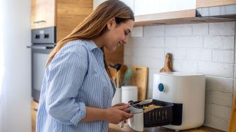 Dimenticati del forno: con i saldi estivi puoi comprare la friggitrice ad aria che cucina tutto a prezzo mini