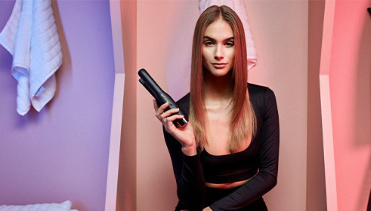 La piastra che puoi portare ovunque esiste davvero. ghd Unplugged Styler, il tool professionale, non è mai costato così poco. Ecco come funziona