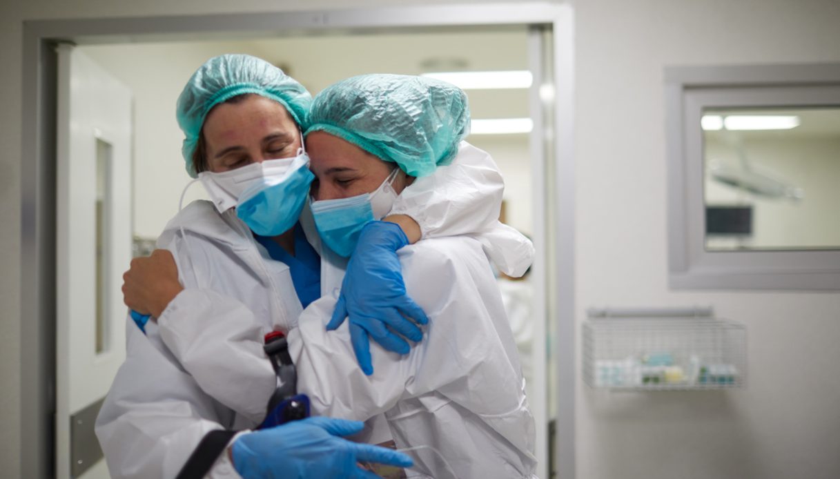 Un'équipe di sole donne rimuove un tumore ovarico da 15 Kg: l'impresa eccezionale