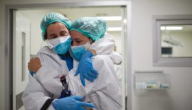 Un’équipe di sole donne rimuove un tumore ovarico da 15 Kg: l’impresa eccezionale