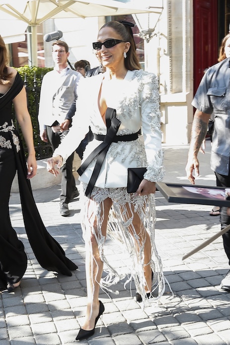 Jennifer Lopez alla Haute Couture Week di Parigi con blazer bianco Zuhair Murad ricamato di cristalli e gonna con frange