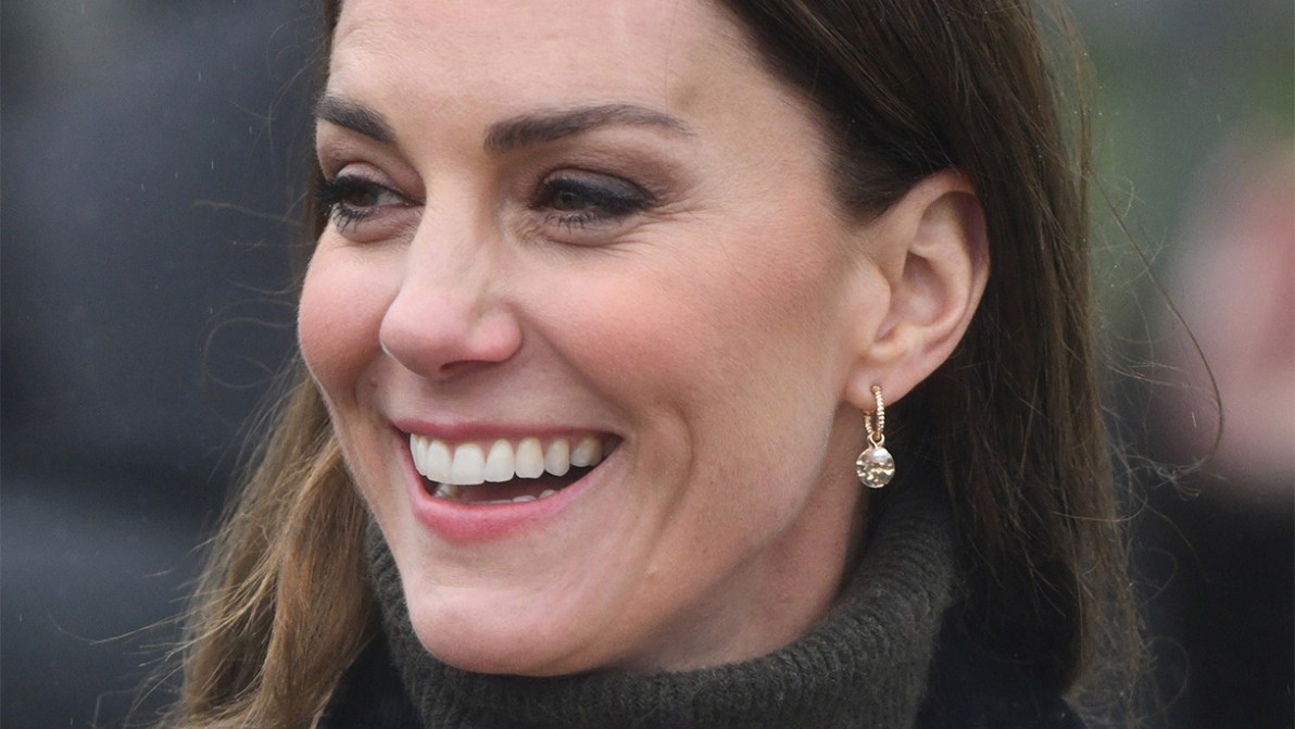 Kate Middleton in mini shorts svela le gambe muscolose e lascia senza parole