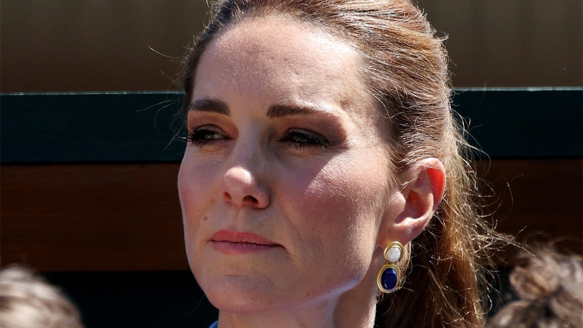 Kate Middleton a Wimbledon, perché si fa portare la borsa dall’assistente