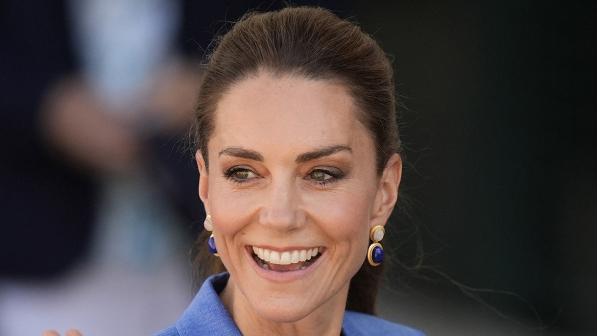 Kate Middleton torna a Wimbledon e infrange il protocollo col tailleur azzurro