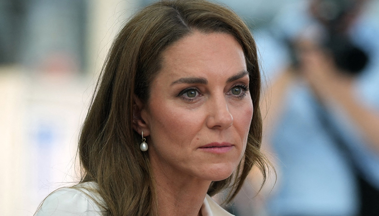 kate middleton in ospedale abito bianco con spacco e domanda imbarazzante da Dilei.it kate middleton in ospedale abito bianco con spacco e domanda imbarazzante