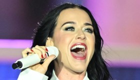 Katy Perry in camicia e cravatta: il look nasconde un messaggio tutt’altro che casuale