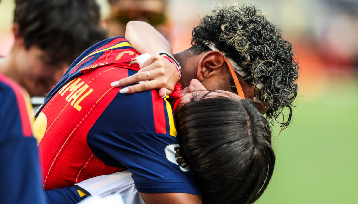 Lamine Yamal festeggia la vittoria ai Mondiali 2026 con la fidanzata, il tenero post partita del campione