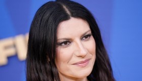 Cerimonia di chiusura dei Mondiali 2026, Laura Pausini si prende la scena in blu. Ma non sa chi tifare
