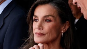 Letizia di Spagna ai Mondiali 2026 con l’abito midi rosso. Il dettaglio ispirato con Leonor e Sofia