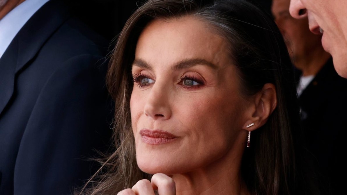 Letizia di Spagna ai Mondiali 2026 con l’abito midi rosso. Il dettaglio ispirato con Leonor e Sofia